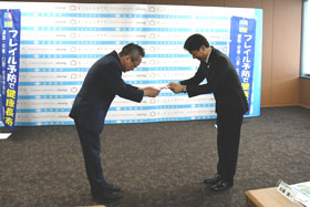 明治安田生命相互会社岐阜支社の加藤岐阜支社長が浅野市長に寄附目録を手渡す写真