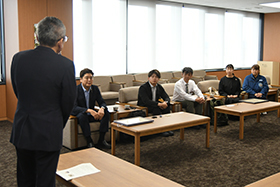 受賞者をたたえる市長の写真
