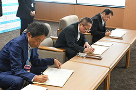 協定書に署名する様子