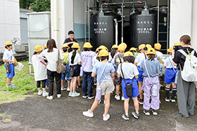 三井水源地を見学する児童