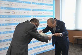 石田会長に感謝状を贈呈する浅野市長