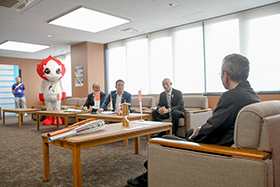 浅野市長に大会への思いを語る廣瀬さん