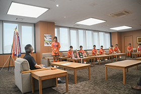 浅野市長に結果を報告するメンバー