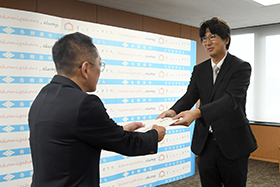 寄附目録を受け取る浅野市長の写真
