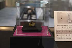 特別公開している奈良時代の銅製の重り「権」の写真