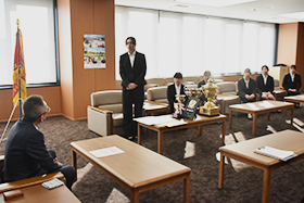 「第69回全日本大学空手道選手権大会」優勝を浅野市長に報告する、寺澤主将