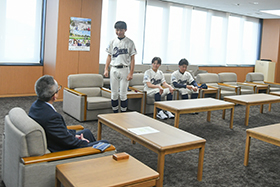 浅野市長に全国大会への意気込みを語る、市内在住メンバー