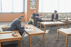 浅野市長に受賞を報告する佐藤さん