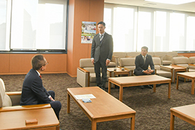 「全日本アマチュア修斗選手権大会」優勝を浅野市長に報告する、田中さん