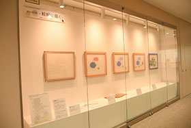 市役所2階東側にある「アートウィンドウ」で展示中の、南谷具代さんの作品
