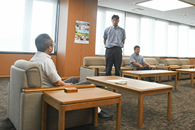 大会出場を報告する、市内在住の部員