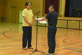各務原ロータリークラブの会長に感謝状を渡す浅野市長