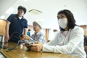 ゲームを楽しむ参加者ら