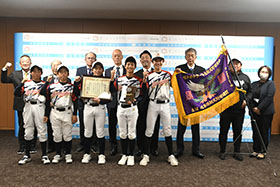 浅野市長に報告する各務原ネオブライトのメンバー