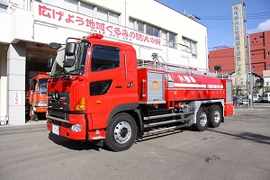 小型動力ポンプ付き水槽車の写真