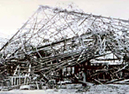 「崩壊した川崎航空機の組立工場」の写真