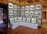 水彩画の展示（板の間）の写真