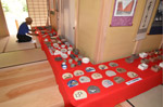 陶芸の展示（板の間）の写真