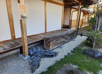 二ノ宮神社拝殿の大紅梁の一部と鬼瓦の写真