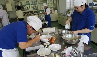 写真：にんじん料理を調理しているようす