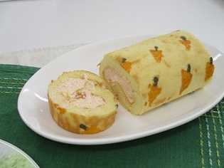 写真：人参デコロールケーキ　オレンジ風味