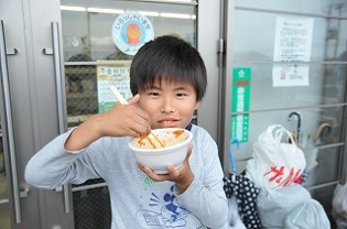 冷製キムチ鍋を食べるようす