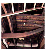 簀の子天井と曲梁の写真