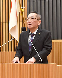 議場で所信表明を行う浅野健司市長の写真