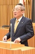 議場で所信表明を行う浅野健司市長の写真