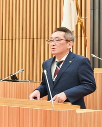議場で所信表明を行う浅野健司市長の写真