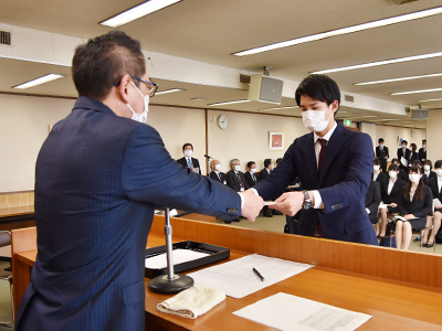 浅野市長から辞令を受け取る新規採用職員の写真