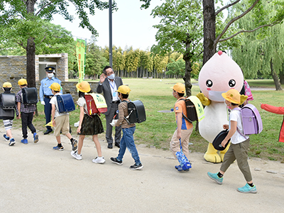 登校する児童に声をかける浅野市長らの写真