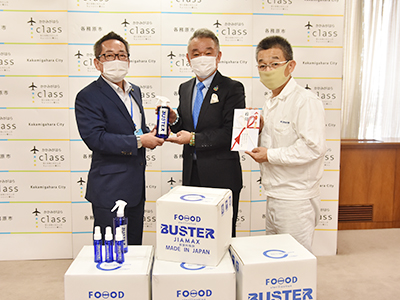 殺菌料製剤を寄贈する写真