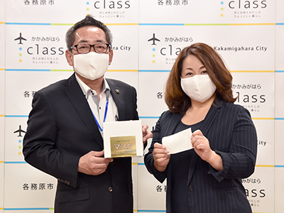マスクとフィルターを手にした浅野市長らの写真