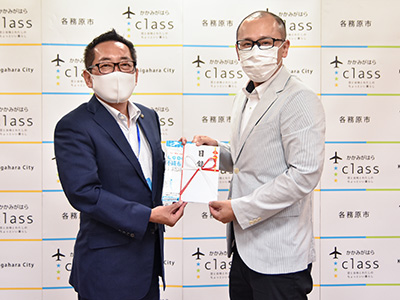 寄附されたマスクを手にした浅野市長らの写真