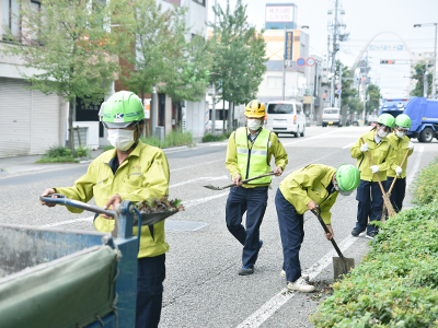 道路清掃をしているボランティアの方の写真