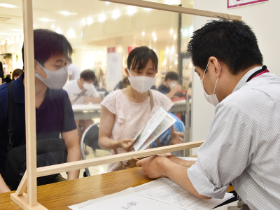 イオンモール各務原でマイナンバーカードの申請をする市民の写真