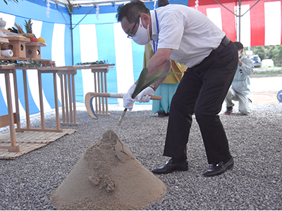 起工式で神事に臨む市長の写真