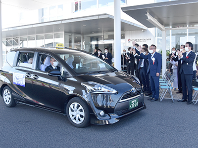 出発する「チョイソコかかみがはら」の車両の写真