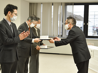 表彰状と記念品を渡す浅野市長の写真