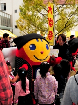 さるぼぼめいすいくんが呼び込みする様子の写真