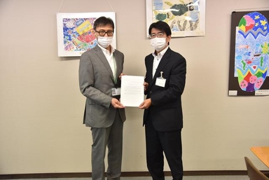 中間答申書の手交の様子