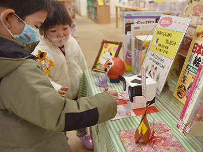 おみくじを引く子どもたちの写真