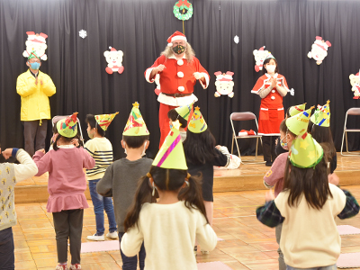 サンタさんと踊る子どもたちの写真