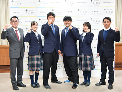 市長と記念撮影を取る5人の写真