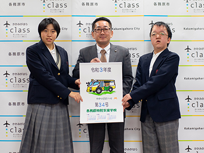 カレンダーを持つ浅野市長と生徒の写真
