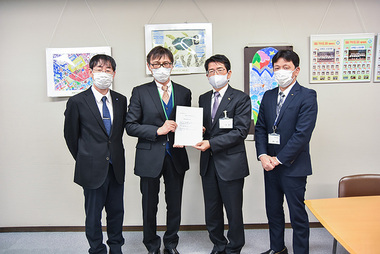 答申書の手交の様子