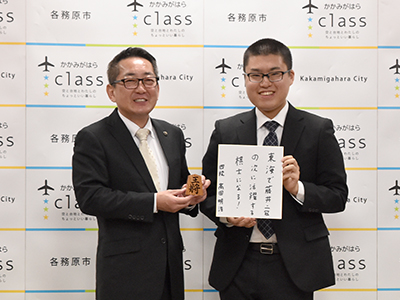プロ棋士になることが決まった報告を聞いた浅野市長の写真