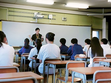 各務原映画祭実行委員会の授業を聞く生徒たち