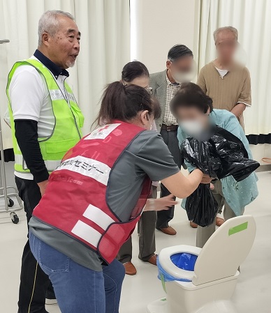 各務原市フレイル予防健康会の真野さん、みんなのマジック各務原の廣井さん、鵜飼さん